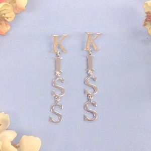 Dangle earrings KISS letters Silver tone